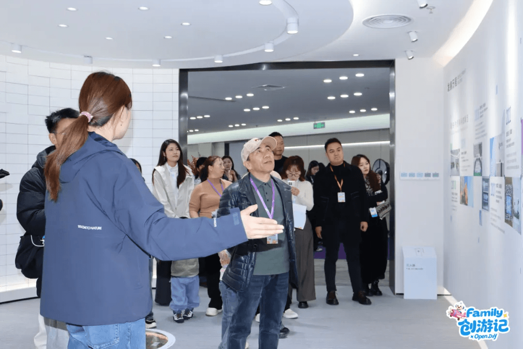 家人参观卓尔数科主题展厅
