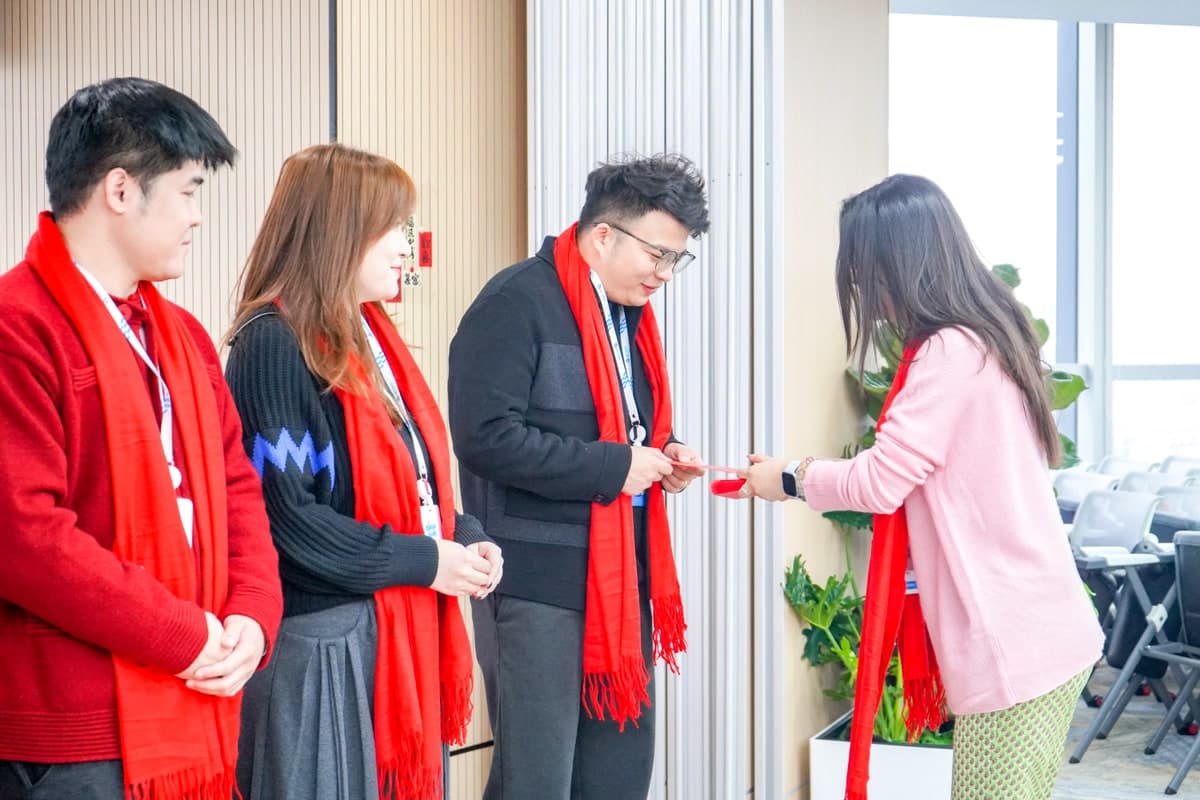 卓尔数科管理团队向伙伴派发开工红包