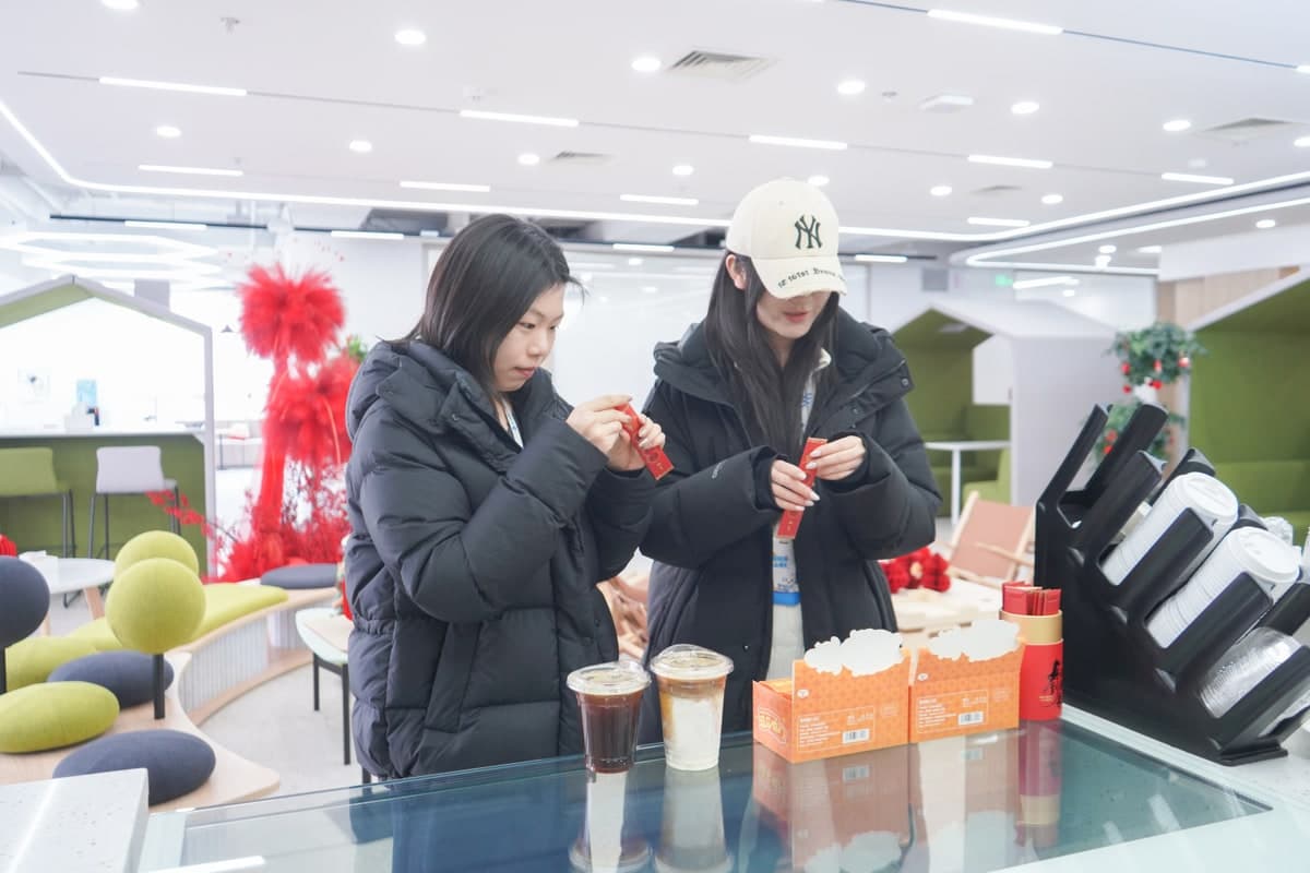 伙伴们在卓尔数科 Z-Coffee 开工茶歇区相聚