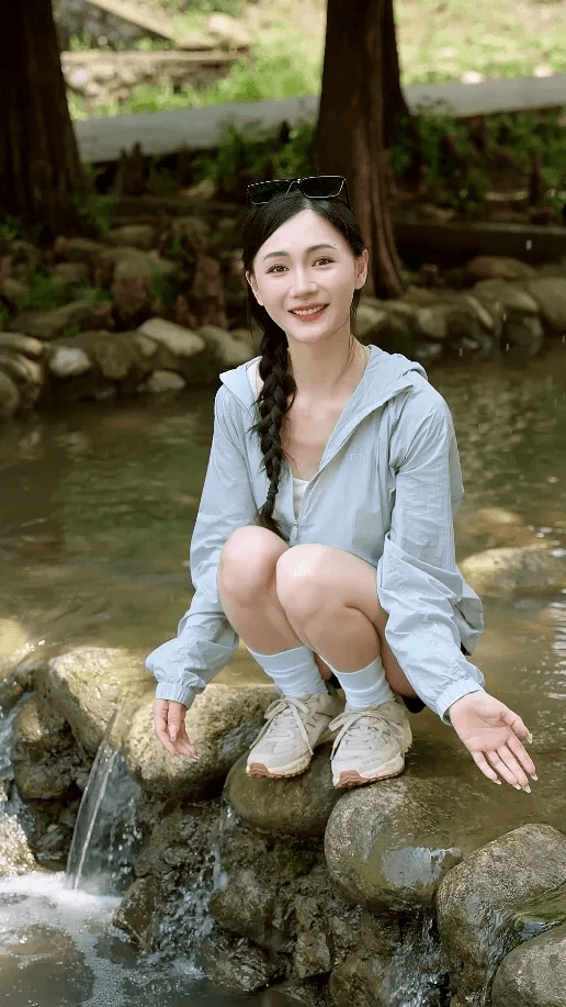 蕉内向往自然主题溪边场景